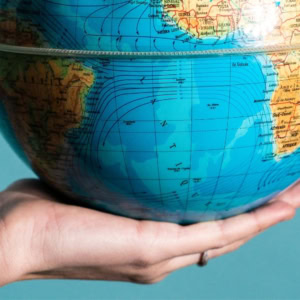 main qui tient une map monde