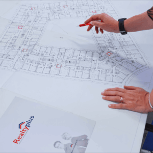 plano en agencia inmobiliaria realtyplus