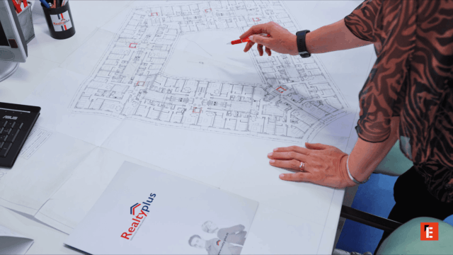 plano en agencia inmobiliaria realtyplus