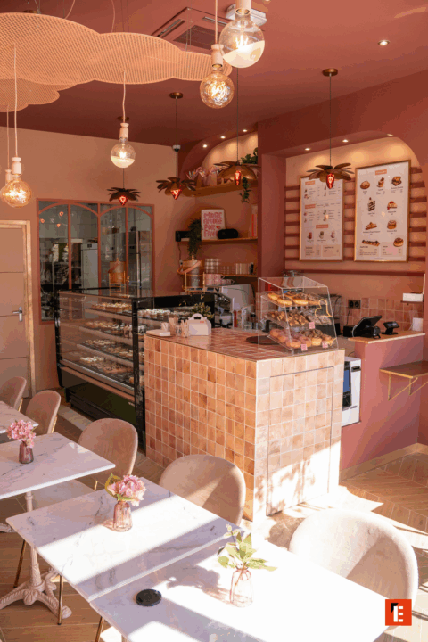 Feuille avec motifs de plantes et abat-jour en osier.