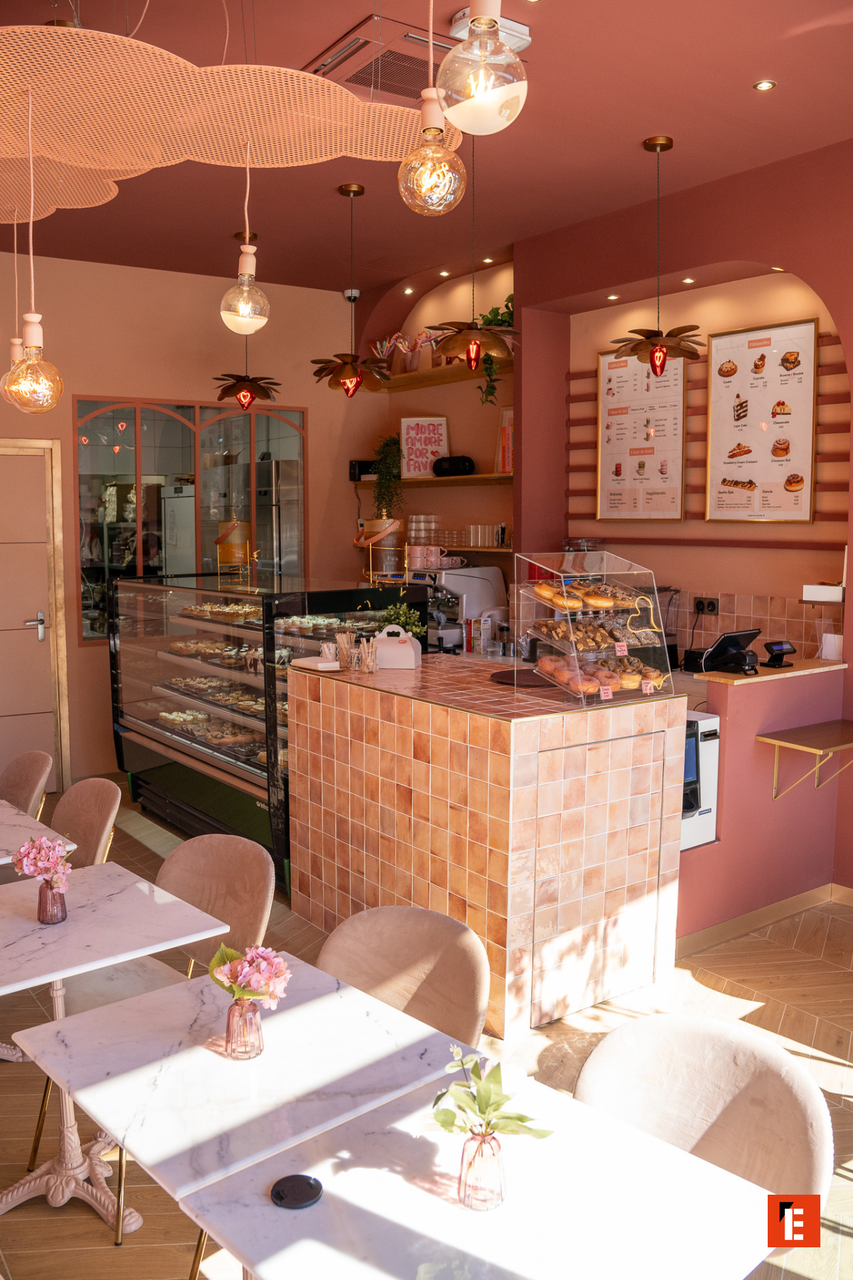 Feuille avec motifs de plantes et abat-jour en osier.