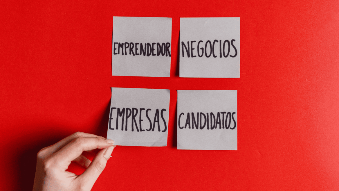 post it en pared sobre negocios