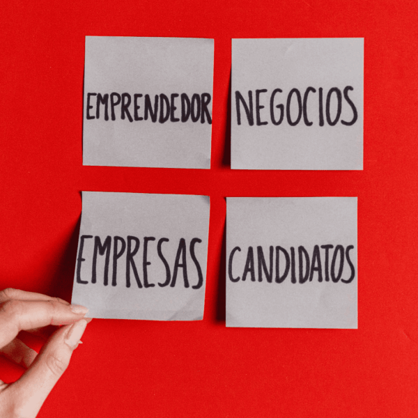 post it en pared sobre negocios