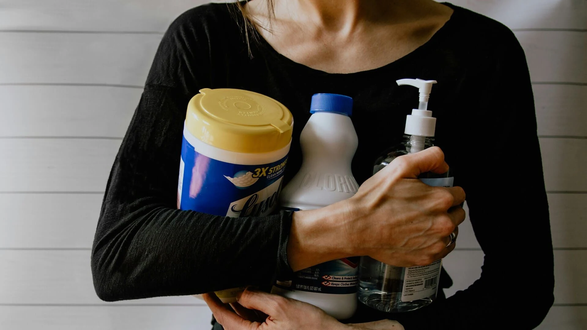 personne qui tient des produits de nettoyage