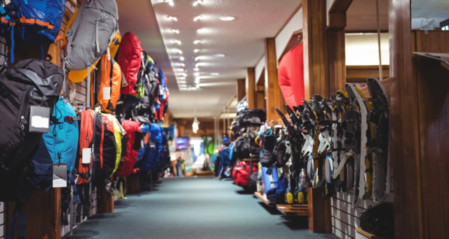 sacs sur rack en magasin