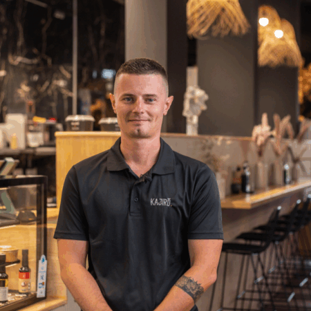 Samuel estragnat, franchisé kajirō sushi posant pour son interview