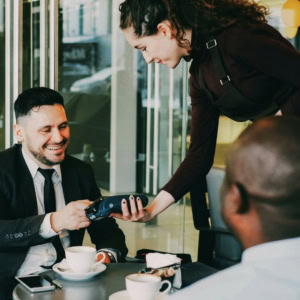 serveur serveuse restaurant paiement