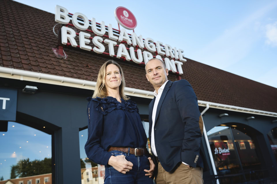sophie et olivier lebreuilly posant devant une de leurs boulangeires