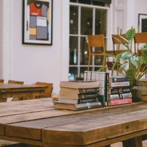 table avec des livres