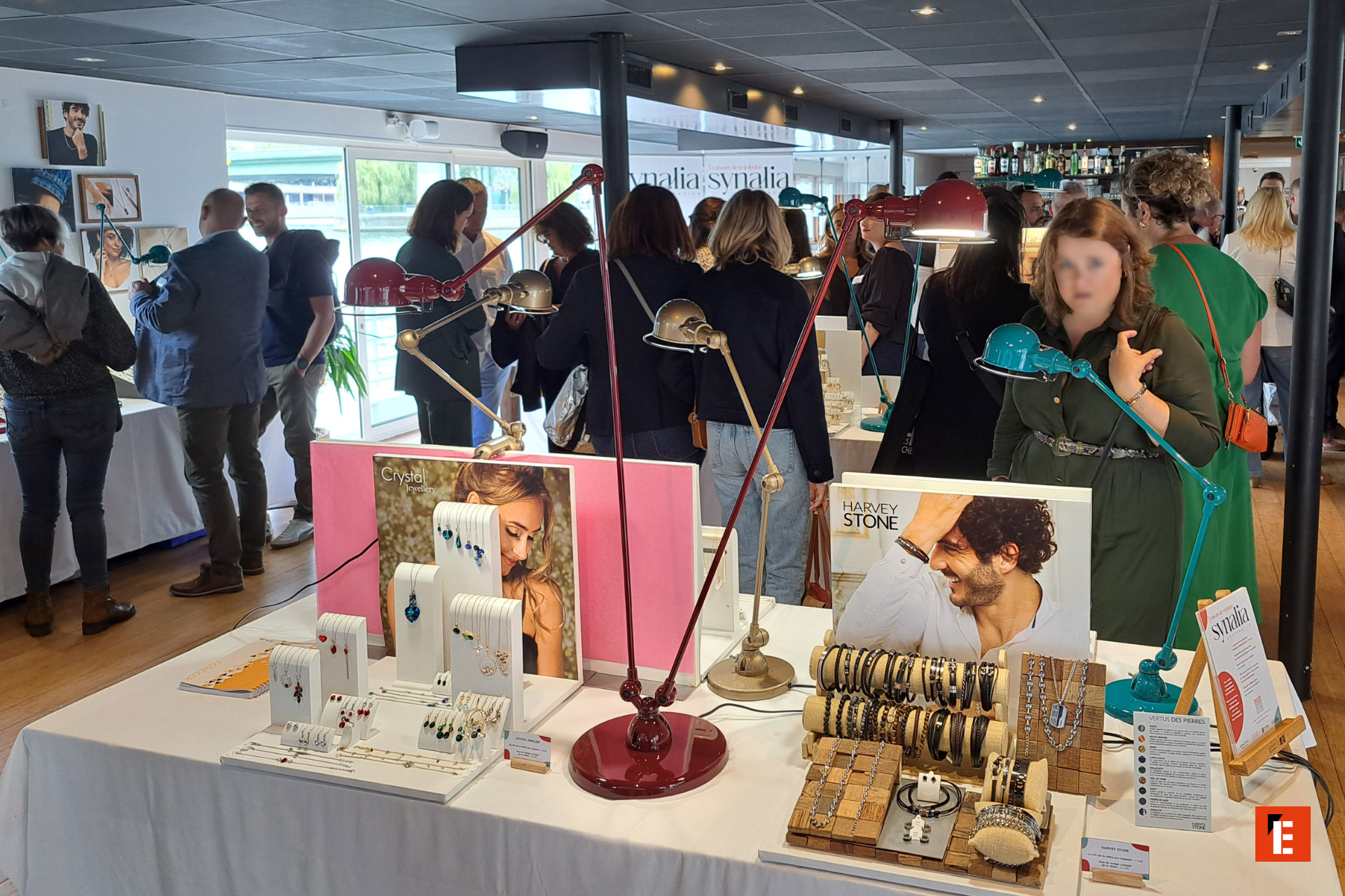 vue sur une table avec des bijoux entourés de personnes lors d'un événement