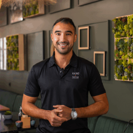 Walid Benstaali franchisé kajirō sushi posant pour son interview