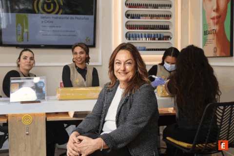 Tratamiento facial en un salón de belleza.