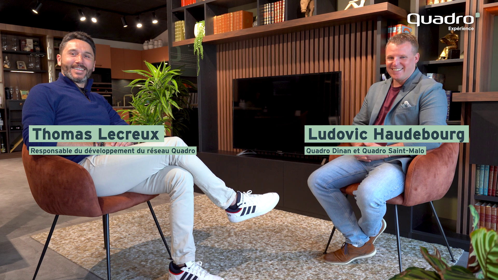 2 hommes assis sur des chaises dans une pièce pour présenter les franchisés de saint malo