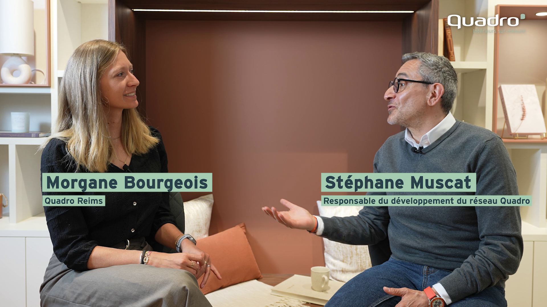 2 personnes assises entrain de parler pour une vidéo de quadro à reims
