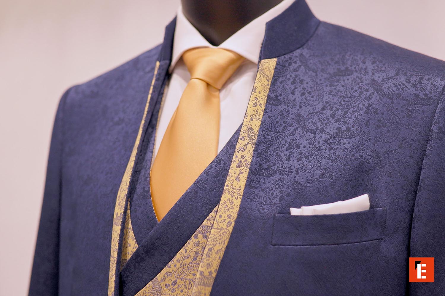 Entrada de la tienda Blackpier con ropa elegante.