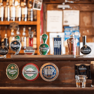 Barra con diversos grifos de cerveza.