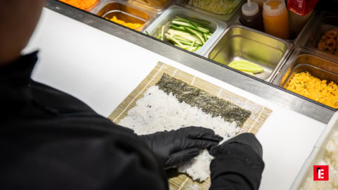 Assiette de sushis variés avec sauces.