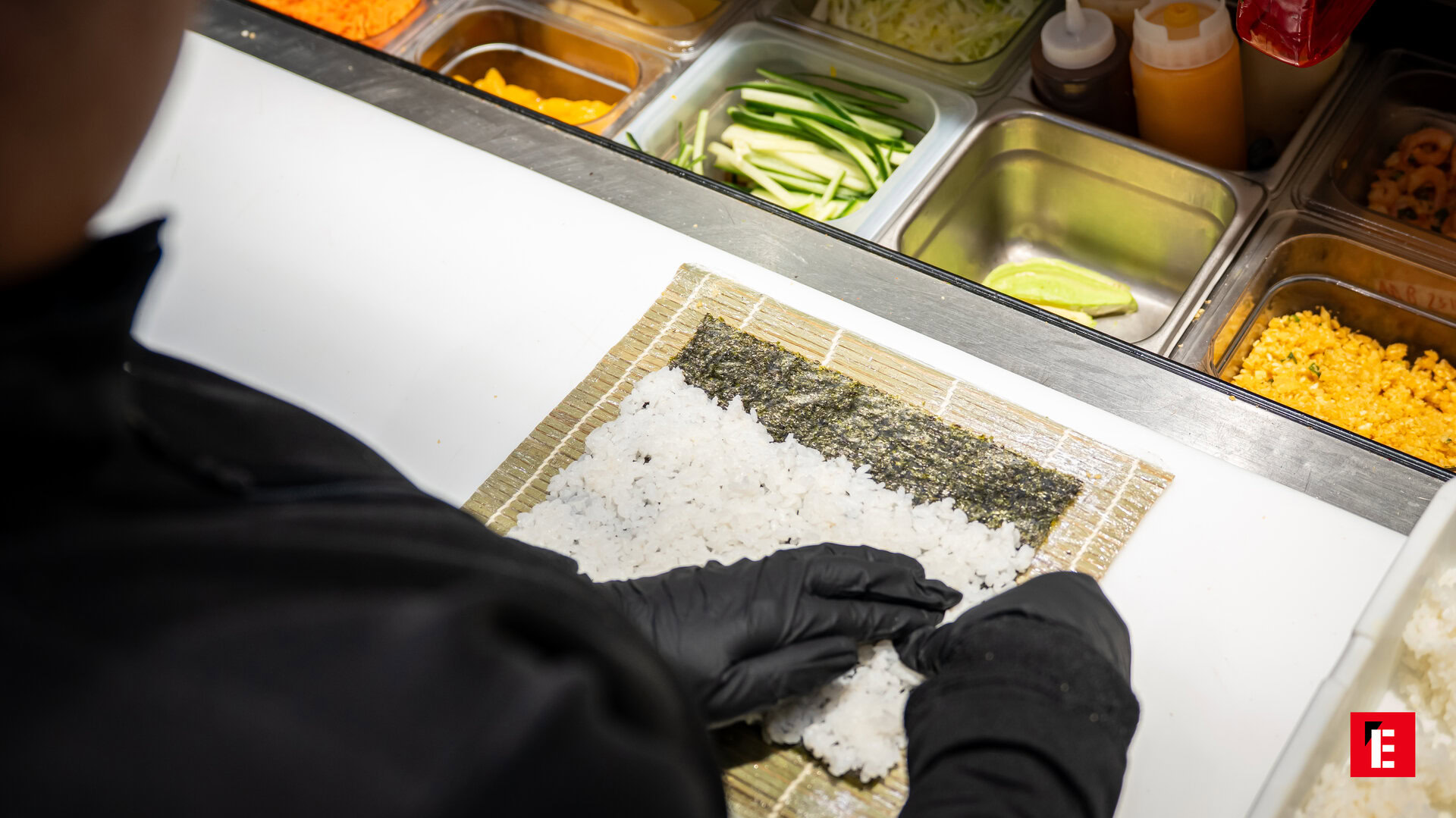 Assiette de sushis variés avec sauces.