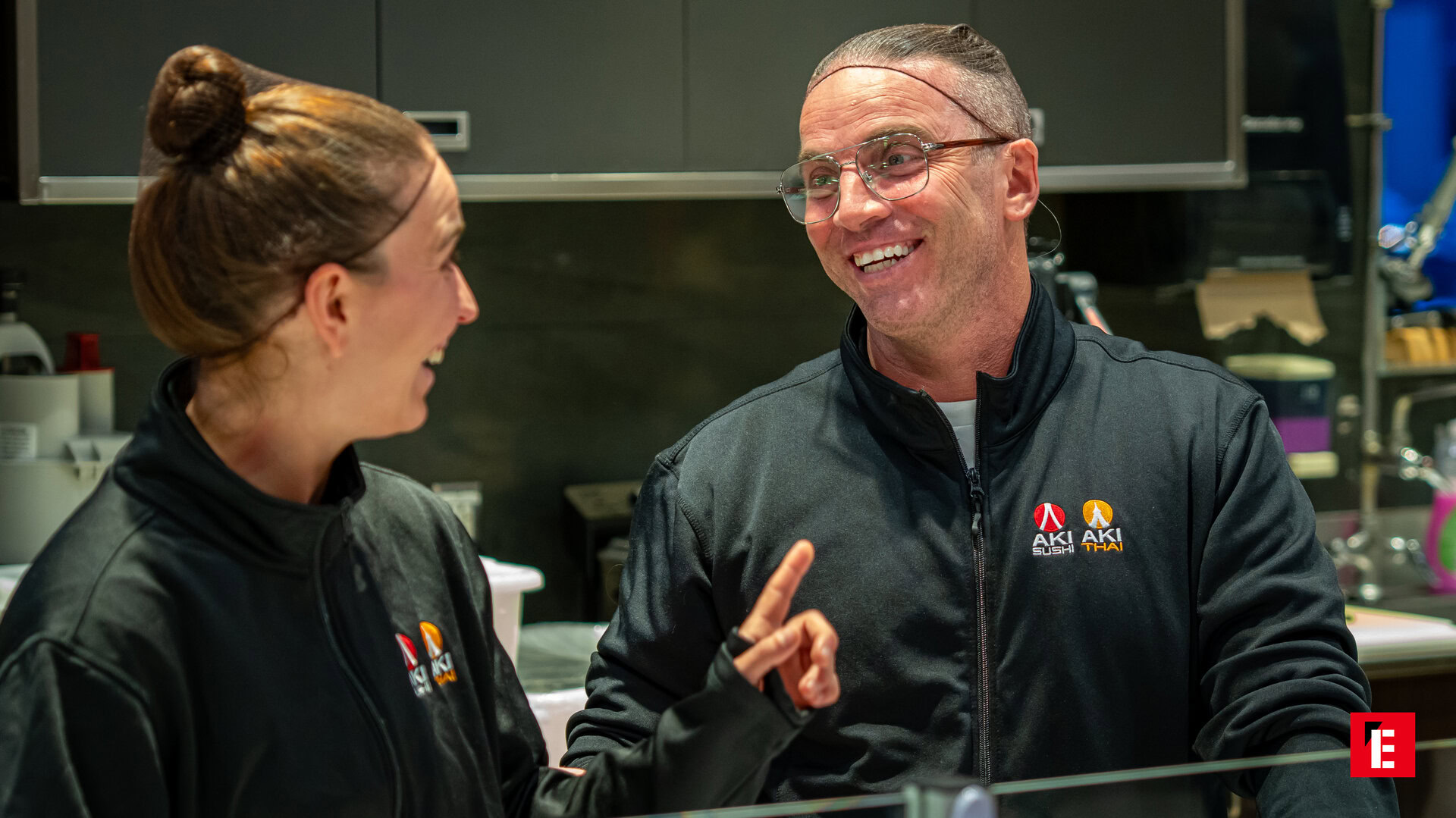 Conversation entre deux personnes, regard attentif.