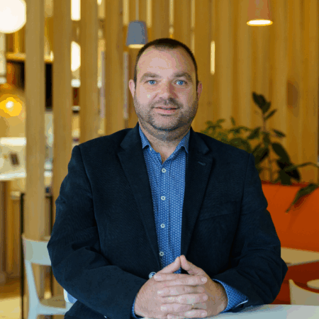 Eric, franchisé la pizza de nico posant pour son interview