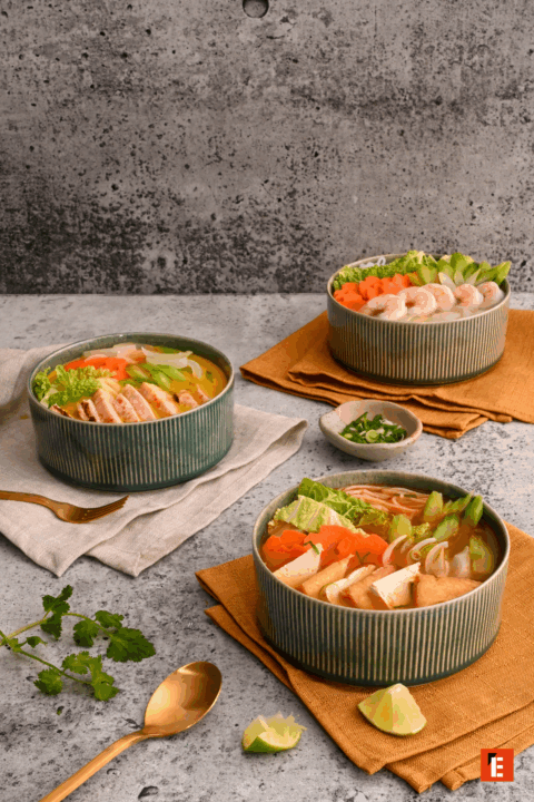 Trois bols de soupe avec légumes et protéines.