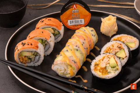 Assiette de sushis variés avec sauces.