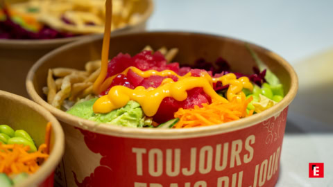 Bol de salade coloré avec garnitures variées.