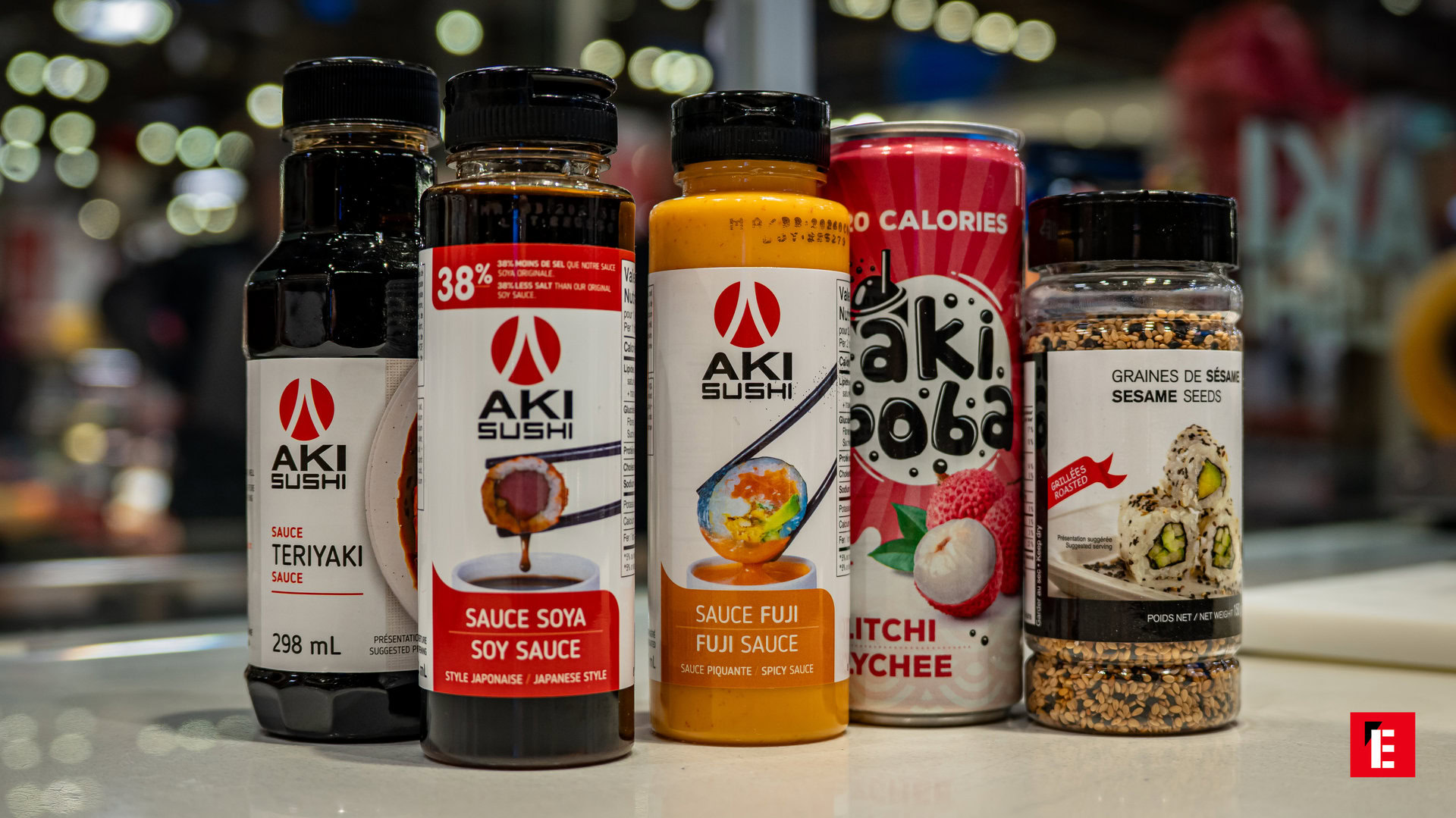 Trois bols de soupe avec légumes et protéines.