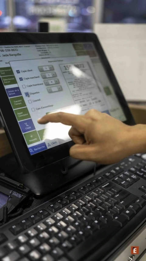 Utilisateur interagissant avec un ordinateur de bureau.