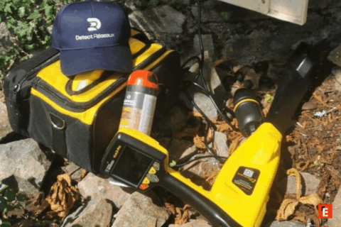 Équipement de détection sur un sol extérieur.