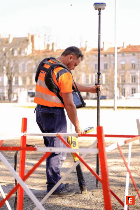 Un technicien utilisant un appareil de mesure sur site.
