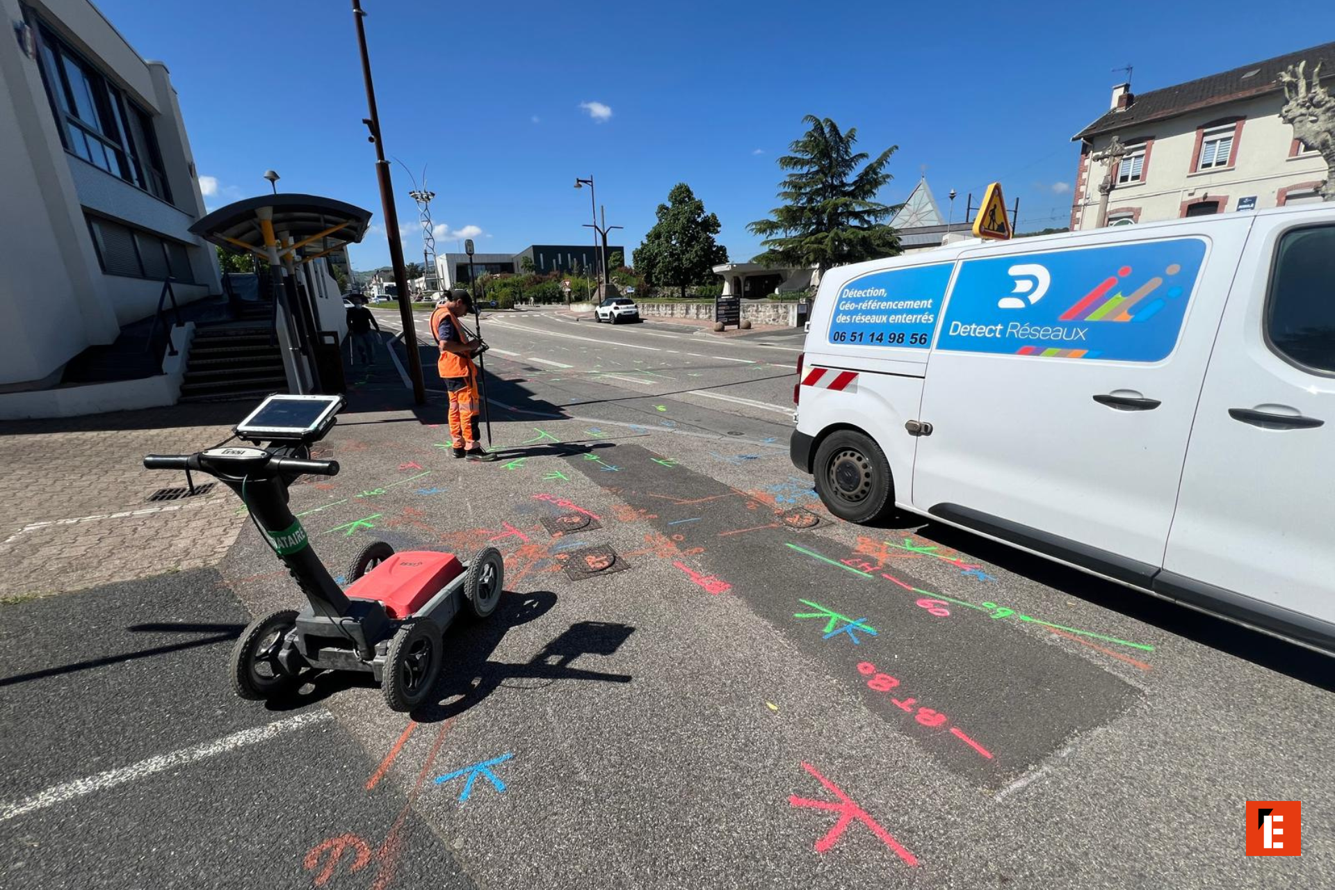 Un technicien travaillant sur des marquages au sol.