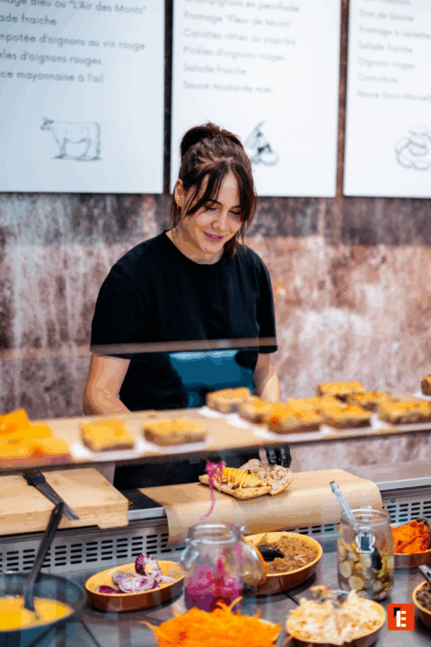 Femme préparant des plats dans un restaurant.