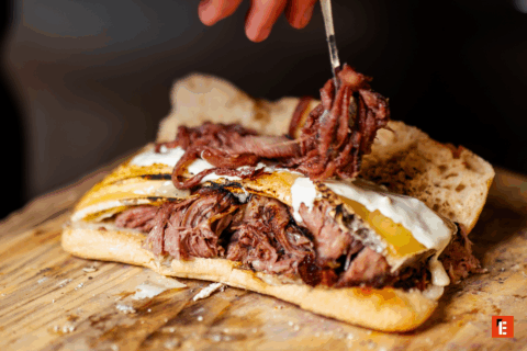 Sandwich avec viande et sauce crémeuse.