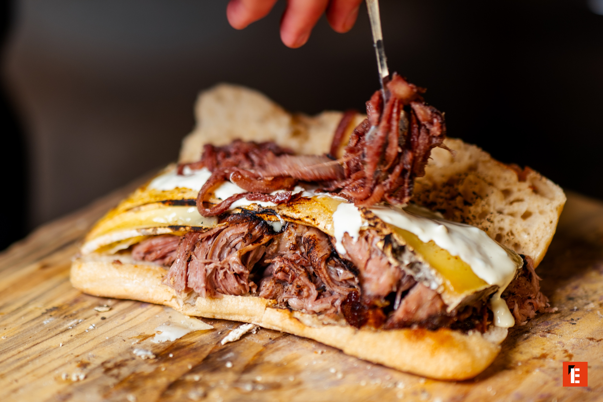 Sandwich avec viande et sauce crémeuse.