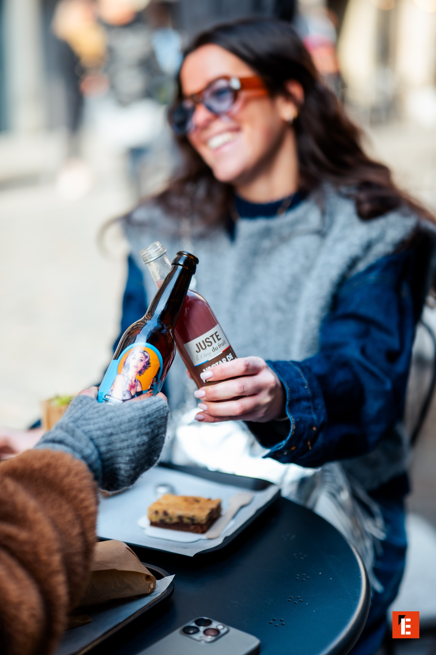 Deux amis trinquent avec des boissons à l'extérieur.