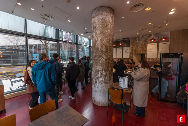 Sandwich avec viande et sauce crémeuse.