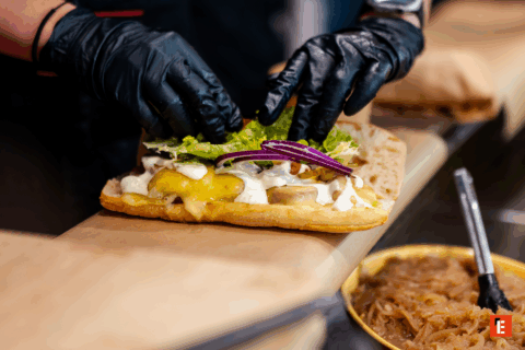 Préparation d'un sandwich avec garnitures fraîches.