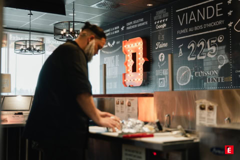 Un chef préparant des aliments dans un restaurant.