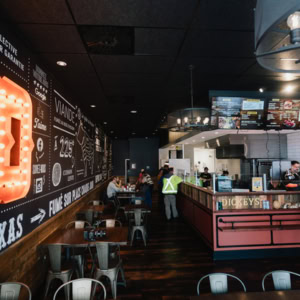 Intérieur d'un restaurant avec un bar et des tables.