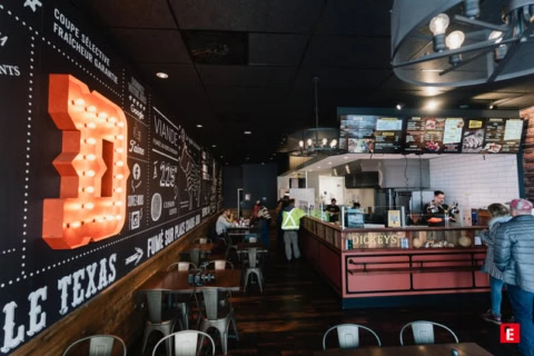 Intérieur d'un restaurant avec un bar et des tables.