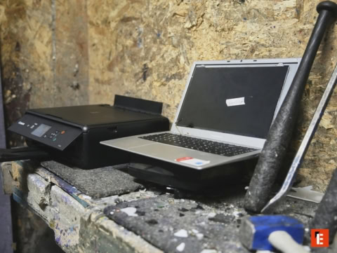 Imprimante et ordinateur portable sur un bureau.