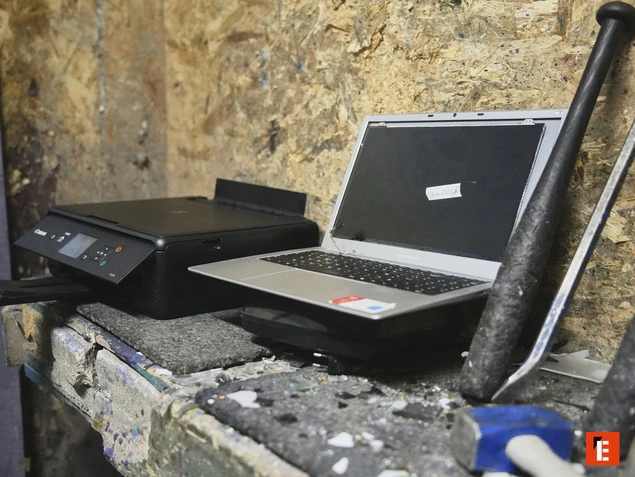 Imprimante et ordinateur portable sur un bureau.