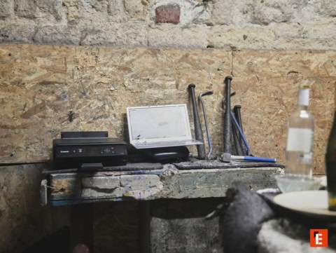 Équipements variés sur un espace de travail.