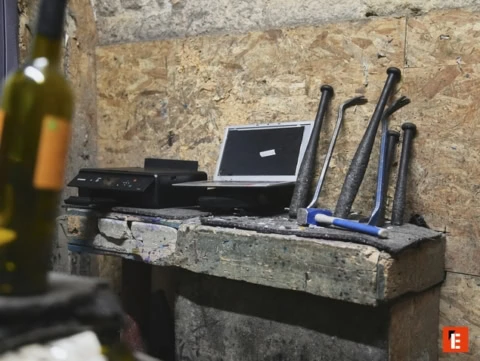 Outils et matériel sur un établi en bois.