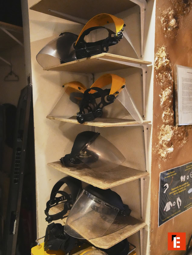 Étagère avec plusieurs casques de protection