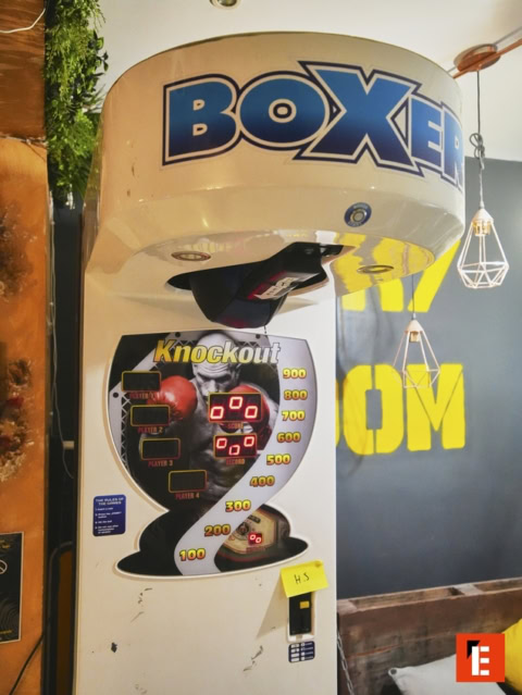 Machine de boxe à score, ambiance de jeu.