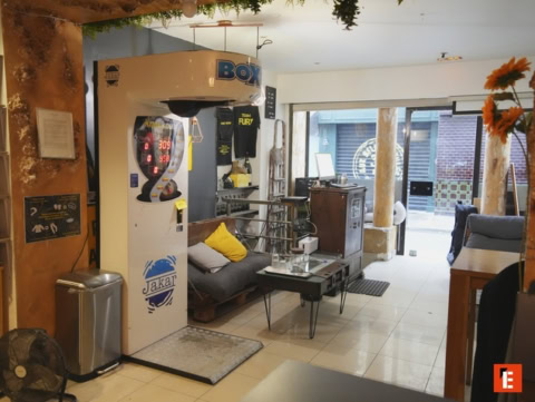 Salle de jeux avec machine à frapper et canapés.