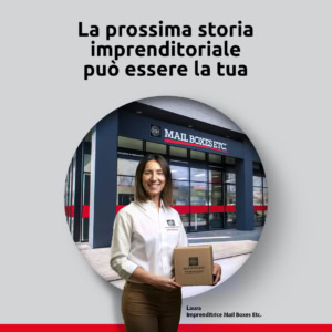 Imprenditrice con un pacco davanti al negozio.