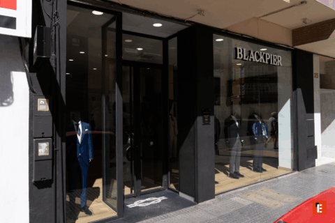 Entrada de la tienda Blackpier con ropa elegante.